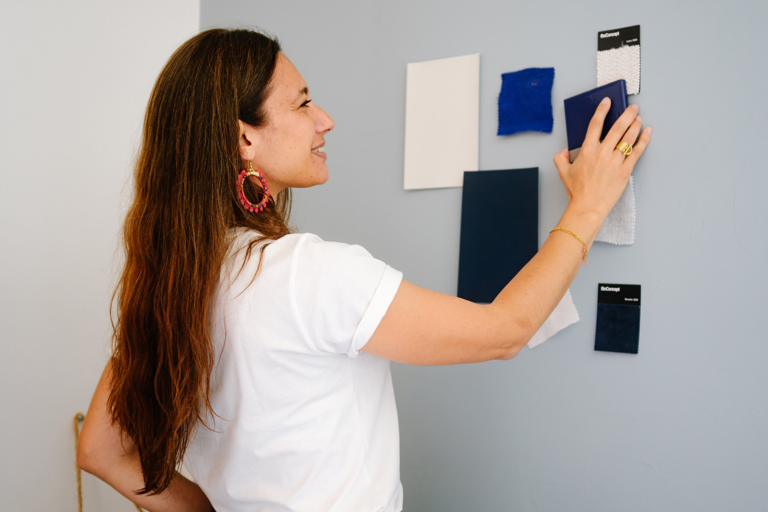 anne vedrine decoratrice d'intérieur sélectionne des couleurs et des matières