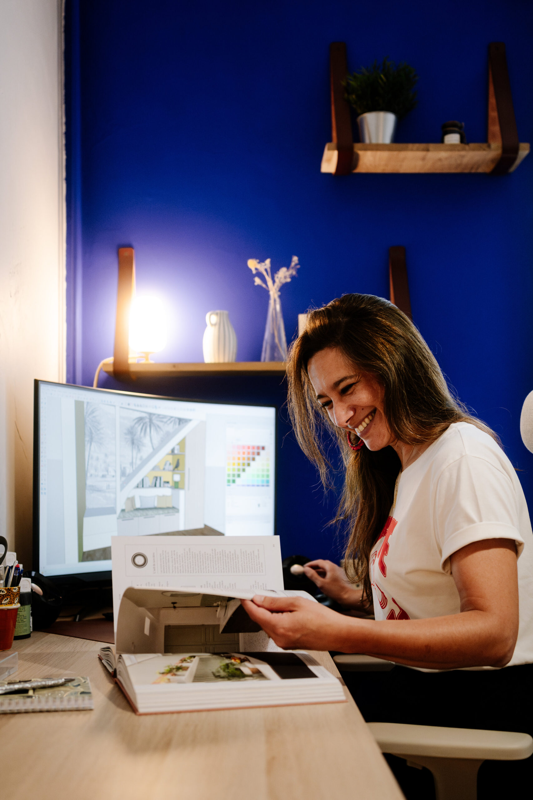 anne vedrinetravaille sur la conception d'un meuble sur mesure dans son bureau dans le puy de dôme Auvergne