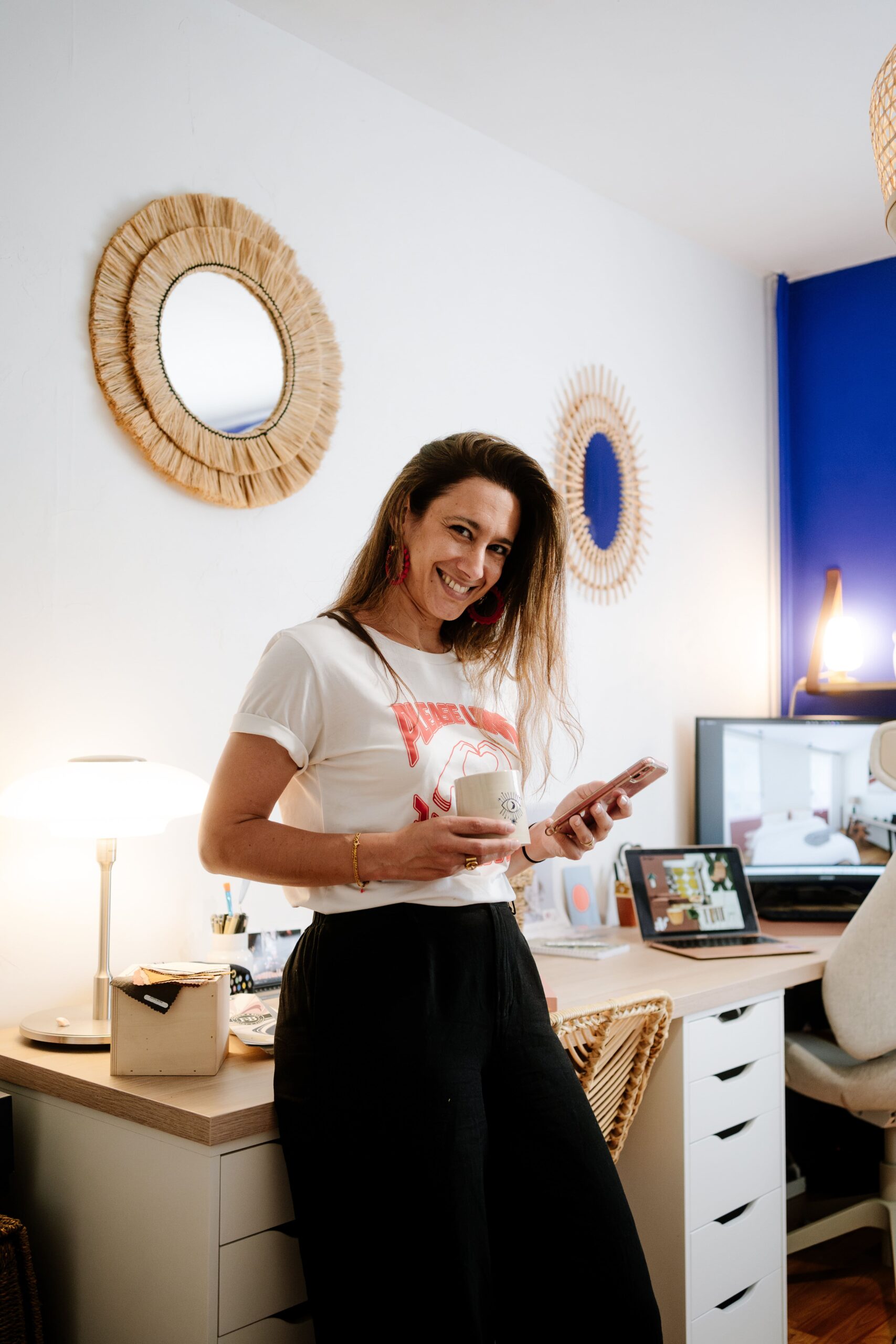 anne vedrine dans son bureau de decoratrice en auvergne
